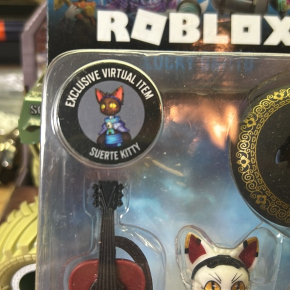 ROBLOX LUCKY GATITO ACTION FIGURE WITH ACCESSORIES. - Picture 3 of 10